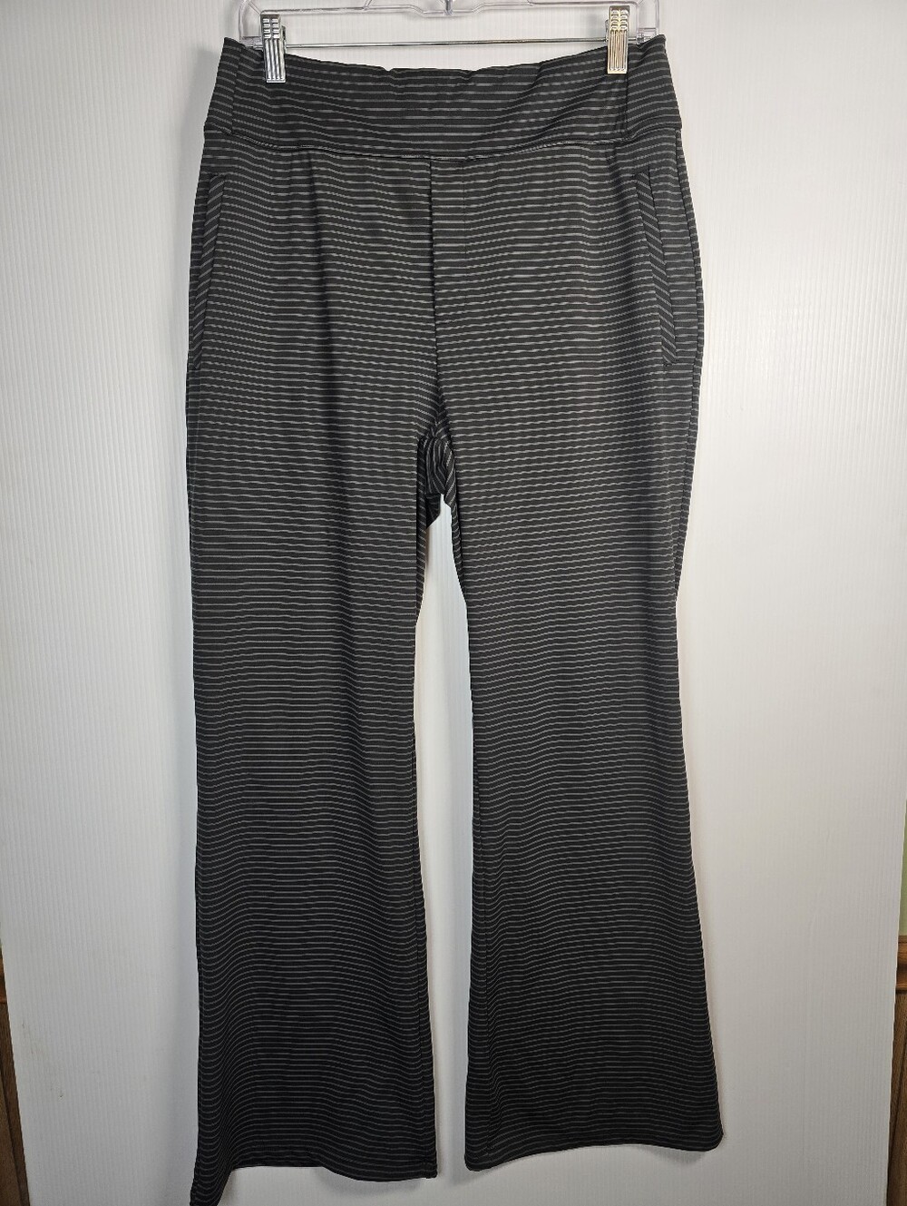 NWOT Halara Mid Rise Stripes Work Flare Pants with Zip Pockets Black/Grey Size L